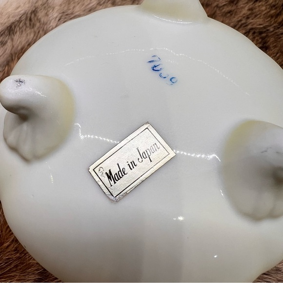 Vintage Porcelain Trinket Box Footed Handpainted Courting Couple Made in Japan - Picture 7 of 10